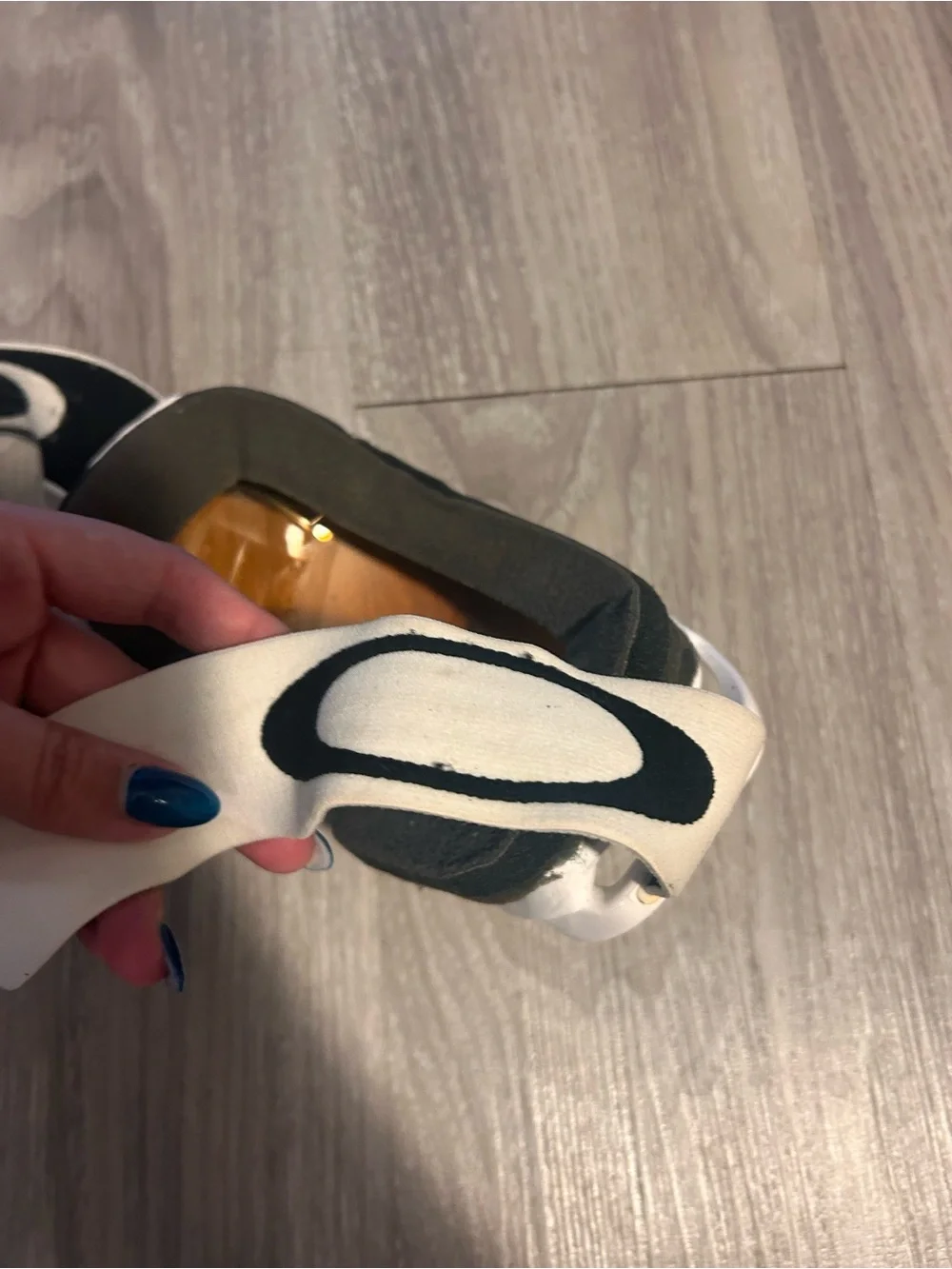 Oakley White Ski Goggles with Orange Lens